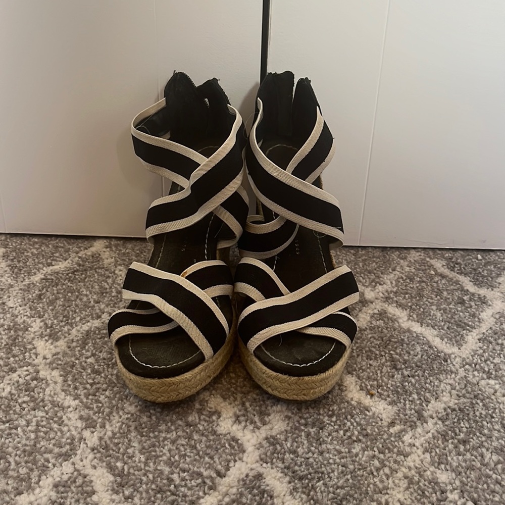 Size 8 Gap Wedges in Black and Tan